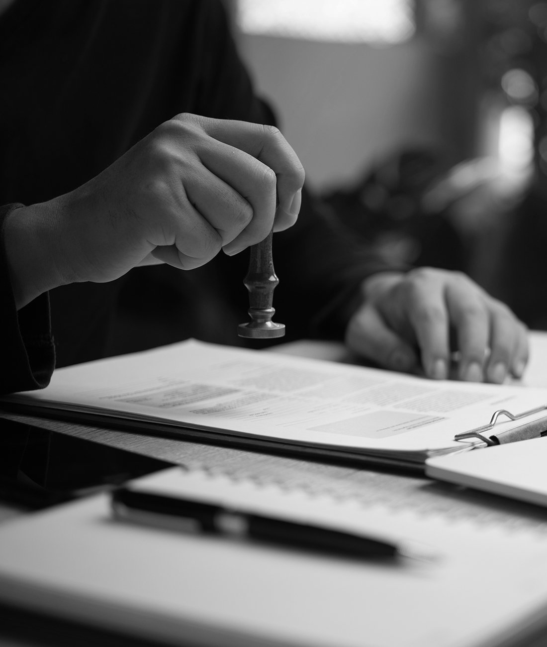 Apposition d’un sceau officiel sur un document juridique.