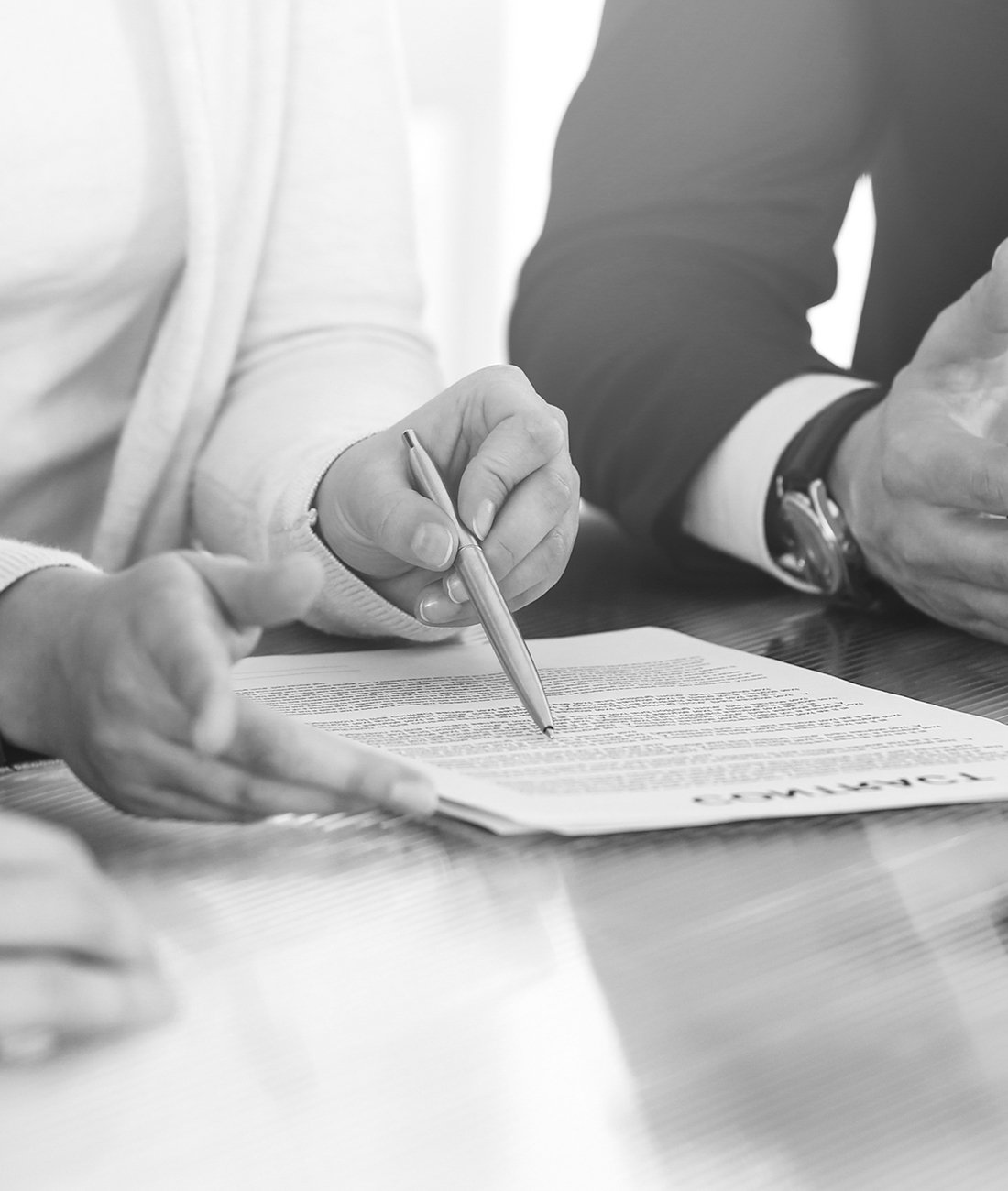 Signature d’un contrat lors d’une consultation juridique avec un avocat.