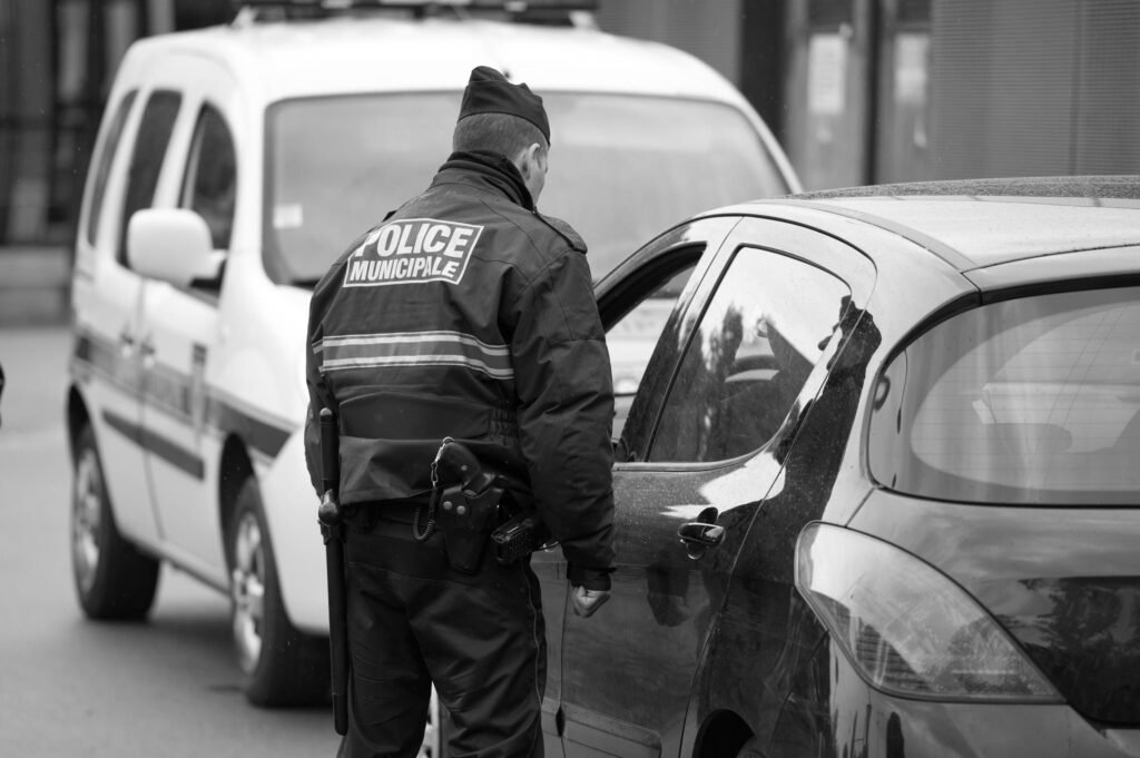 Contrôle de police illustrant une possible infraction routière.
