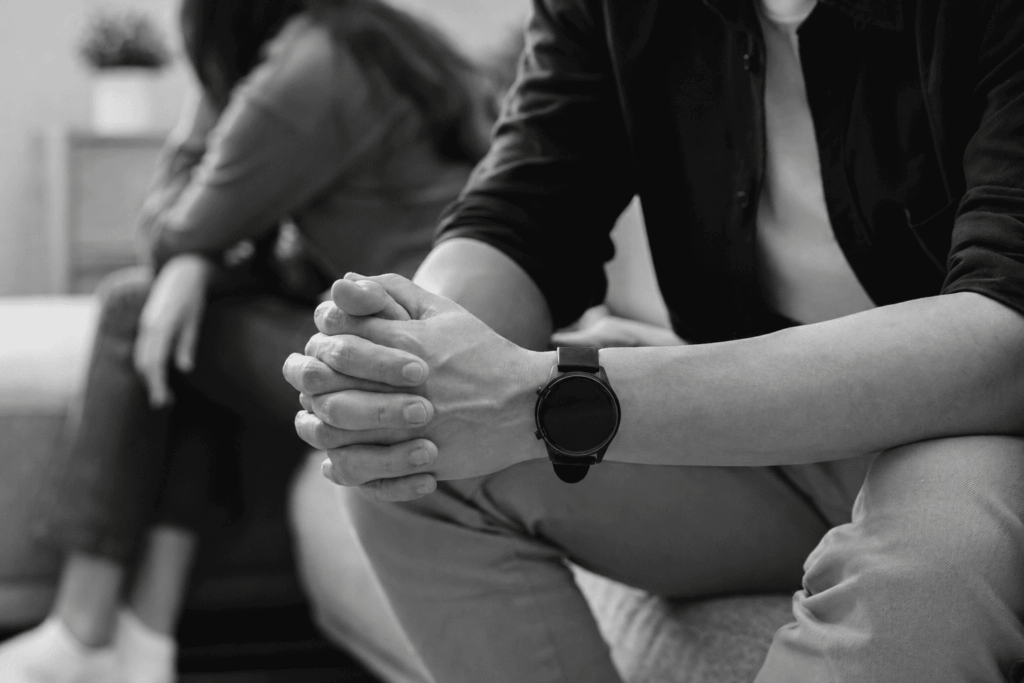 Couple engagé dans une procédure de divorce devant un avocat en droit de la famille